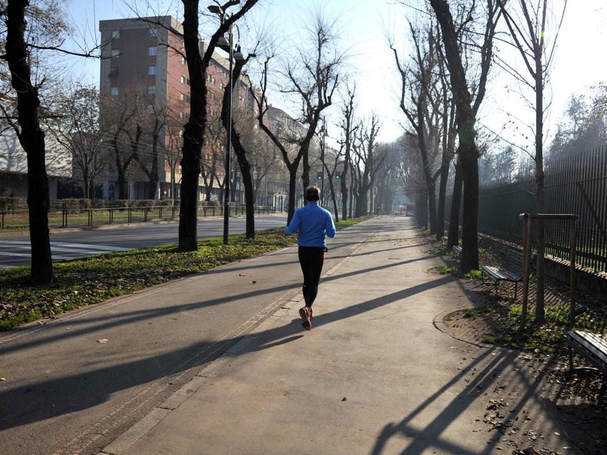 Una persona corre sulla ciclabile di Via Bertoldo